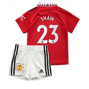 Manchester United Luke Shaw #23 babykläder Hemmatröja barn 2022-23 Korta ärmar (+ Korta byxor)